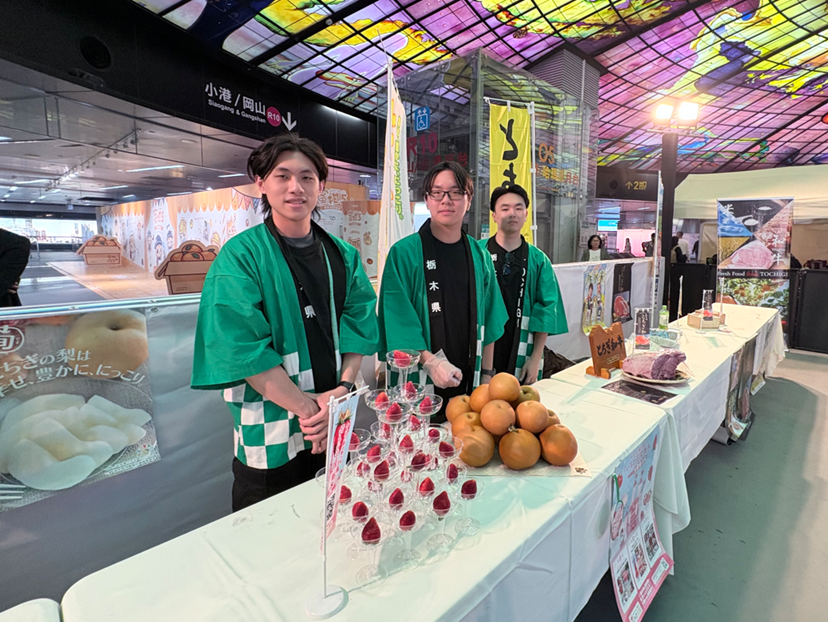 應日系學生於12月18日擔任栃木県政府於高雄美麗島捷運站推廣當地旅遊口譯人員，表現優異。(1)