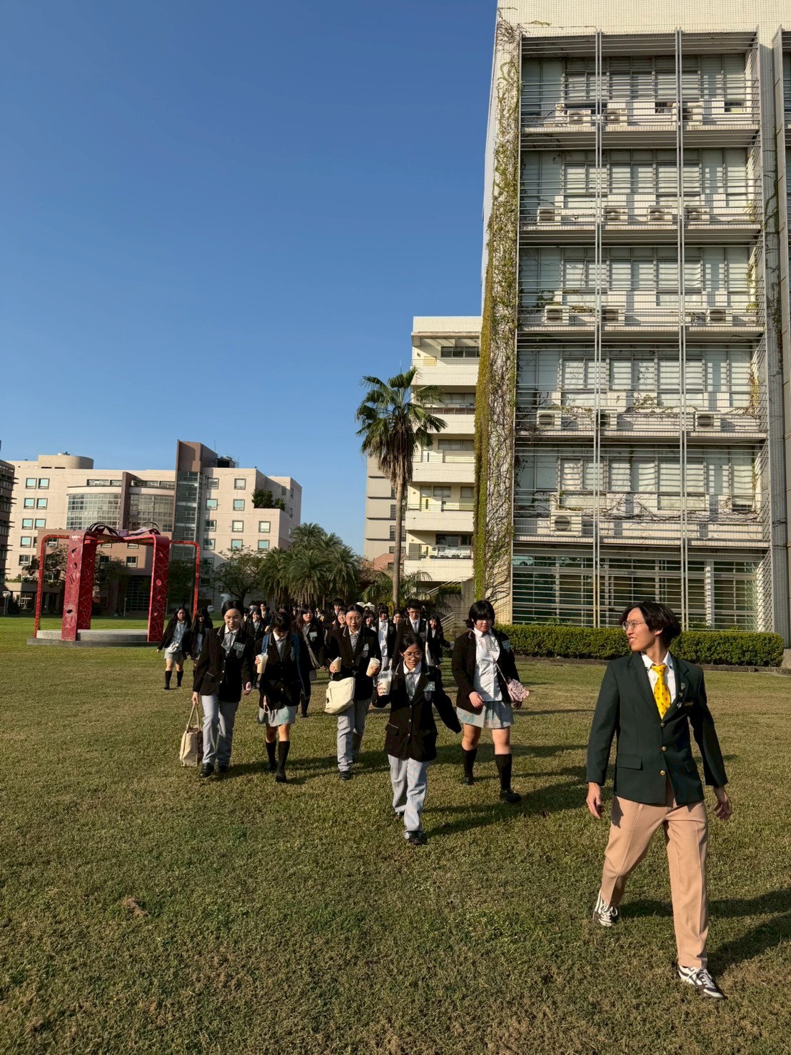 啟英高中應日科師生參訪本系，皆表示收穫滿滿