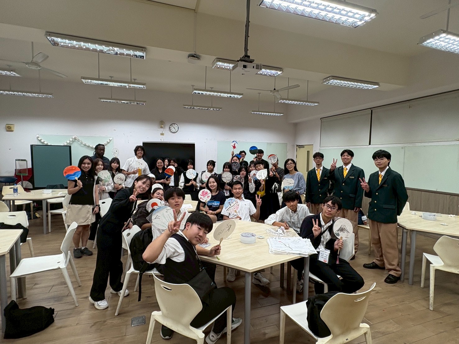 應日系大一同學支援語文中心接待日本三田學園交流活動