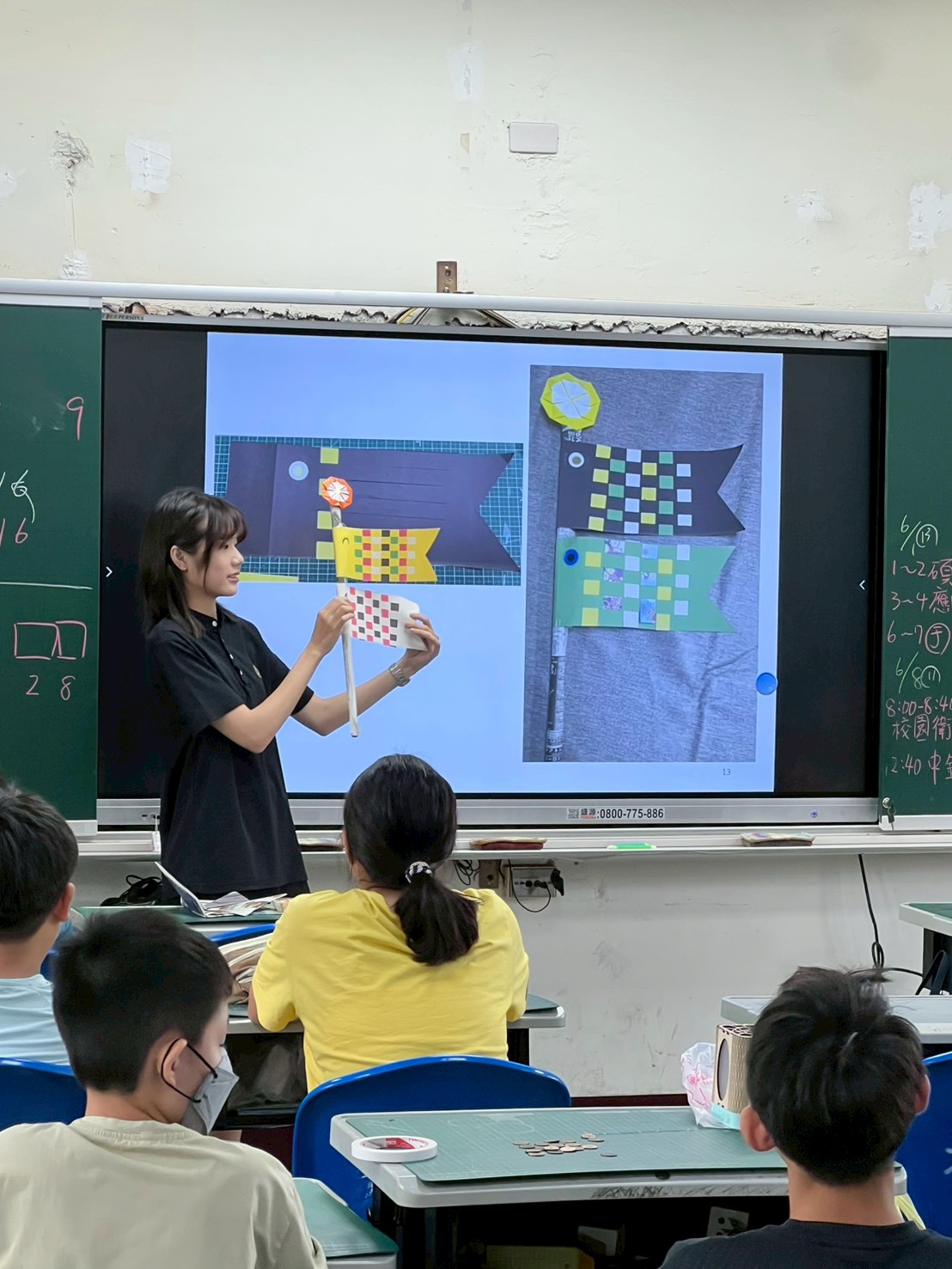 本系學生教導國小學童如何製作鯉魚旗