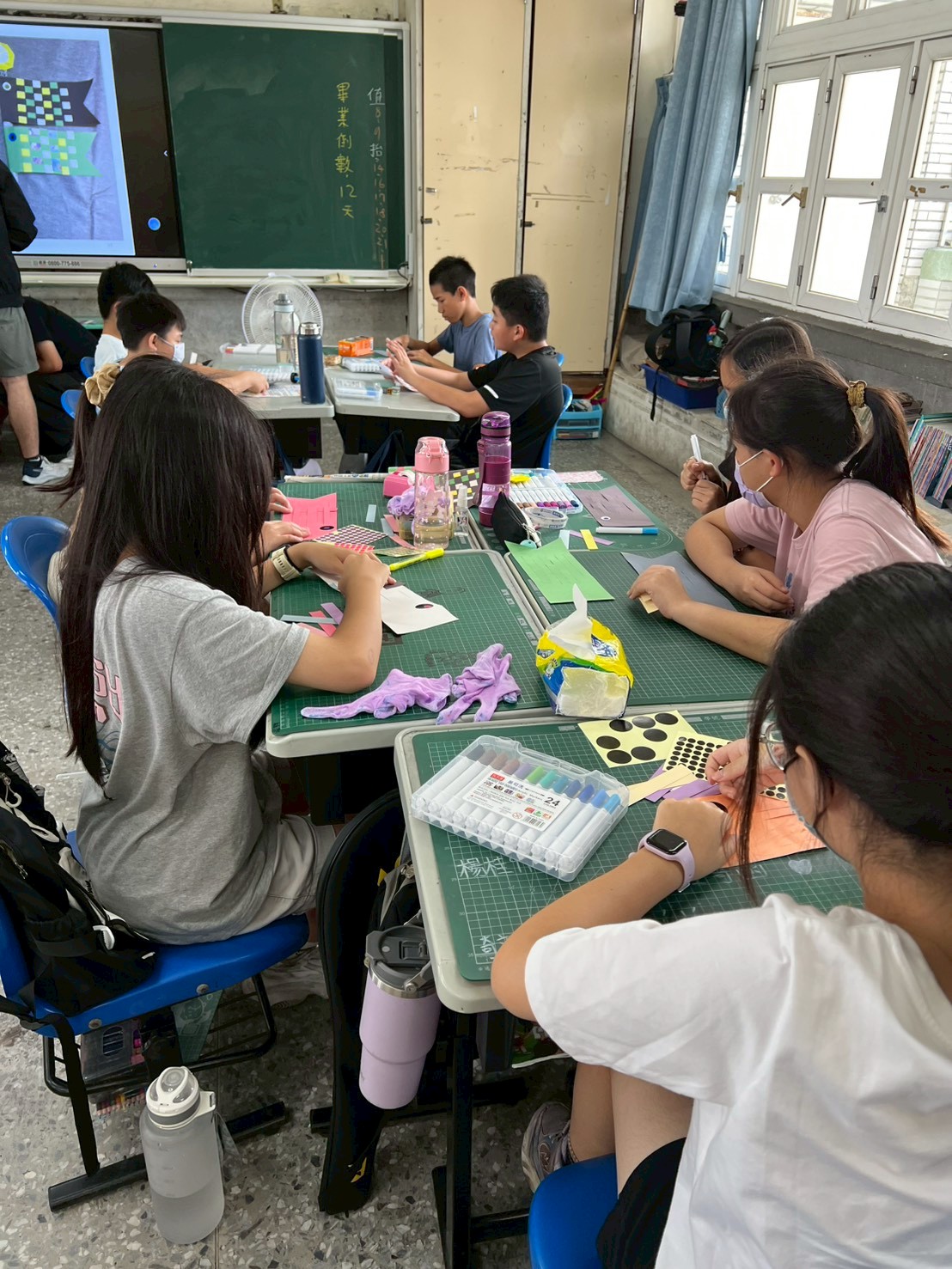 太平國小學童認真剪貼作品