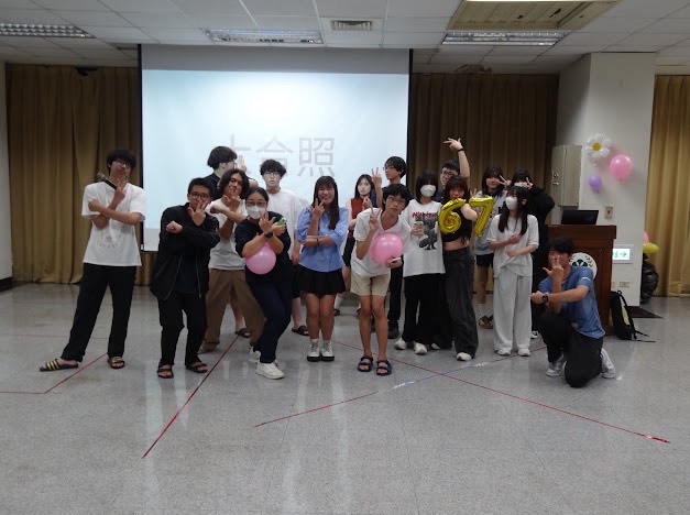 114-2學期期末大會，系學會幹部與指導老師合照